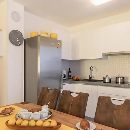 Apartment Gorgeous In With House Sea View Liznjan
