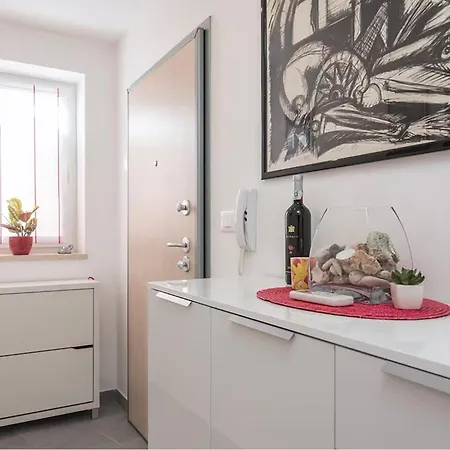 Apartment Gorgeous In With House Sea View